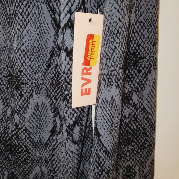 EVRI Plus Size Long Sleeve Snakeskin Print Top 370 - Picture 4 of 6